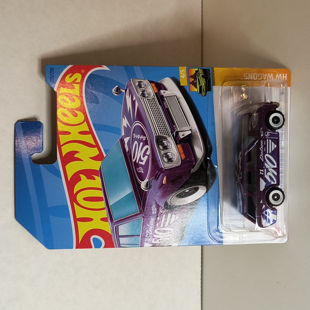 B22 Hot Wheels 71 Datsun Bluebird Wagon 2018   shipping protector